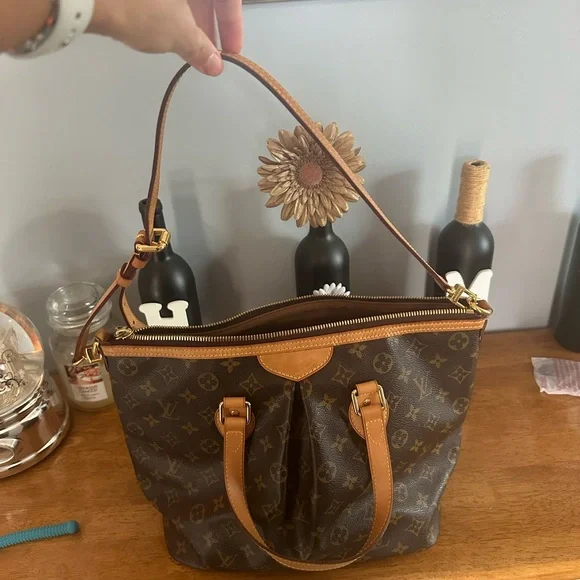 Gently used authentic Louis Vuitton handbag - Picture 2 of 7